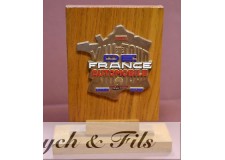  FRANCE (1964) BADGE XIIIe TOUR DE FRANCE AUTO SUR PRESENTOIR 1964